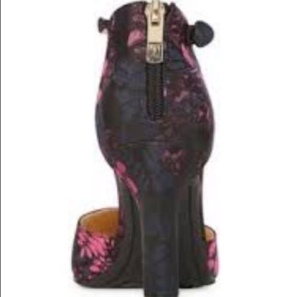 Liz Claiborne Ankle Strapped Brocade Winnie Heels - Picture 6 of 7